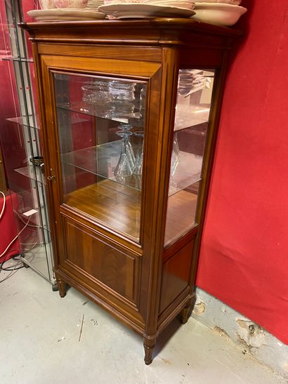 Vitrine en bois naturel, montants arrondis...