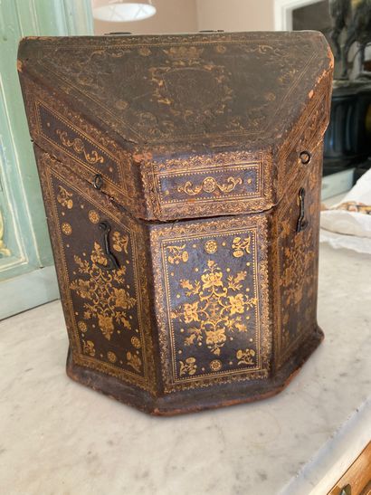 Coffret à couverts en cuir doré aux petits...