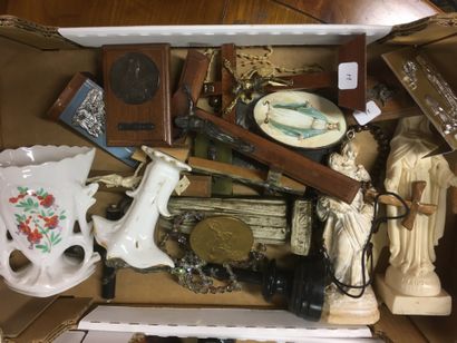 Mannete d'objets religieux.