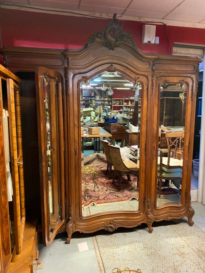 Grande armoire penderie en bois sculpté de...