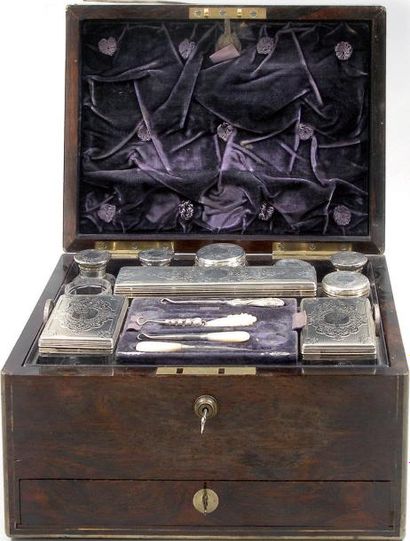 NECESSAIRE DE VOYAGE anglais comprenant une...