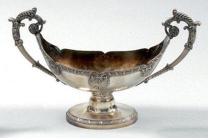 SAUCIERE NEF en argent au vieillard à décor...