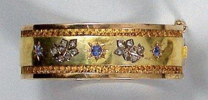 BRACELET JONC ouvrant en or ciselé à décor...