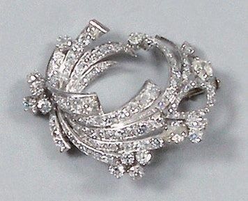 BROCHE feuillagée en or gris sertie de diamants...
