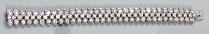 BRACELET articulé en or gris serti de diamants...