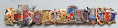 ARTILLERIE - Lot de 14 insignes: «1er RA»,...