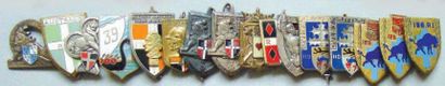INFANTERIE - Lot de 16 insignes: «1er RI»,...