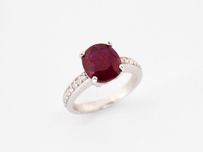 Ring in white gold 750°/°° set with a ruby...
