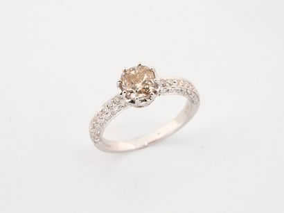 Ring in white gold 750 °/°° set with a cushion-cut...