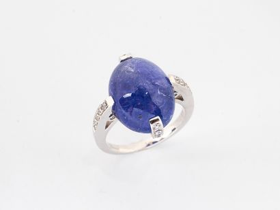 Ring in white gold 750°/°° decorated with...