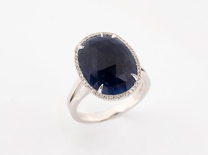 Ring in white gold 750 °/°° set with a facetted...