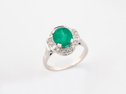 Ring in white gold 750 °/°° set with a Colombian...