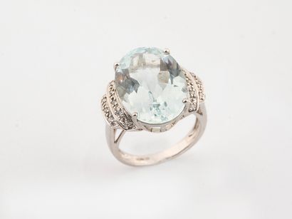 Ring in white gold 750 °/°° set with an oval...