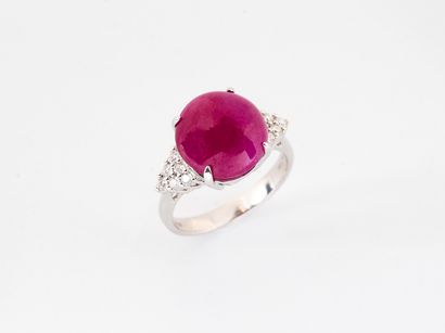 Ring in white gold 750°/°° decorated with...