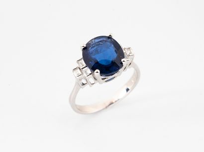 Ring in white gold 750°/°° set with an oval...