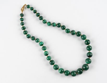 Necklace in fall of pearls of malachite clasp...