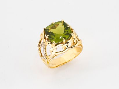Dome ring in gold 750°/°° set with a faceted...