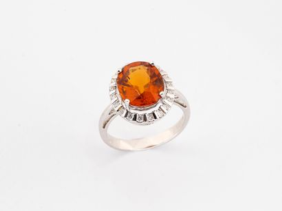 Ring in white gold 750°/°° set with a spessartite...