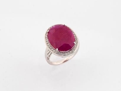 Ring in white gold 750°/°° set with a natural...