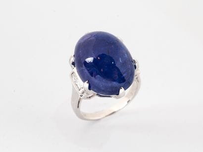 Ring in white gold 750°/°° decorated with...