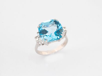 Ring in white gold 750°/°° set with a blue...