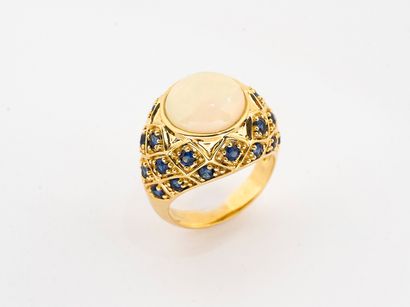 Gold dome ring 750 °/°° set with an opal...