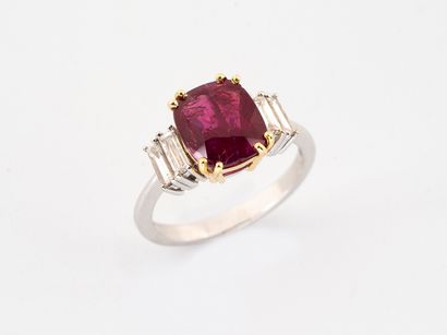 Ring in two golds 750°/°° set with a cushion...