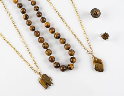 Lot including a necklace, two chains and...