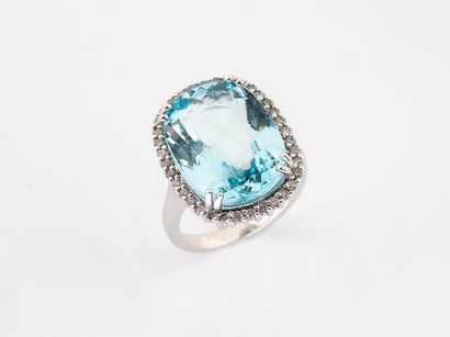 Ring in white gold 750°/°° set with a large...