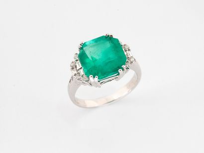 Ring in white gold 750°/°° set with a Colombian...