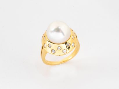 Gold ring 750°/°° decorated with a South...