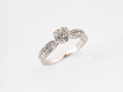 Ring in white gold 750 °/°° set with a diamond...