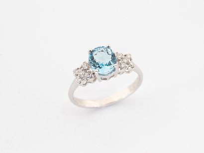 Ring in white gold 750°/°° set with an aquamarine...
