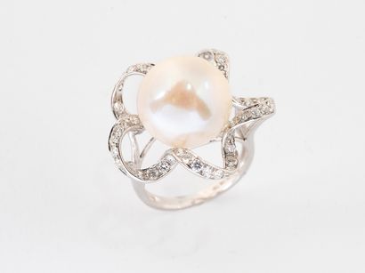 White gold 750°/°° ring with a 14mm cultured...