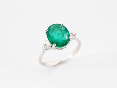 Ring in white gold 750°/°° set with an oval...