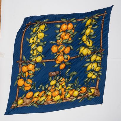 HERMES
Pleated silk square printed
