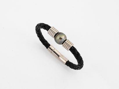 Braided leather bracelet with a Tahitian...