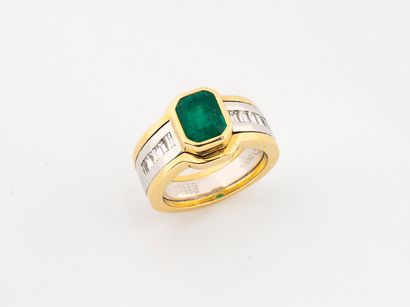 Ring in two golds 750°/°° set with a Colombian...