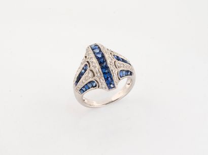 Dome ring in white gold 750 °/°° with geometric...