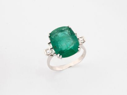 Ring in white gold 750°/°° set with an emerald...