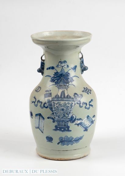 Vase balustre à deux anses en porcelaine...