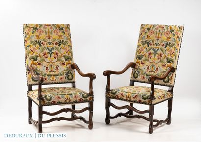 Paire de fauteuils à haut dossier en bois...