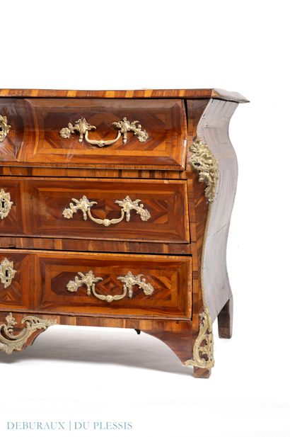 Commode tombeau marquetée de face, sur le...