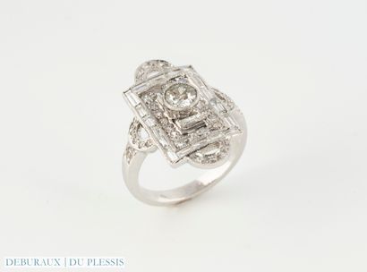 Bague sertie d'un diamant TA. Dans un pavage...