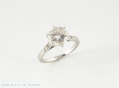 Bague solitaire en platine sertie d'un diamant...