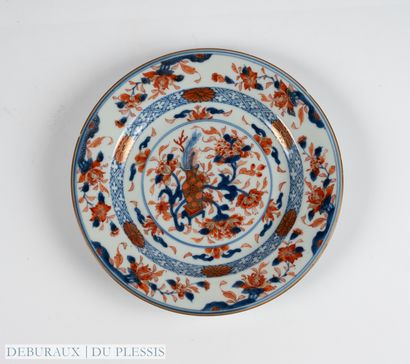 Chine. 
Assiette en porcelaine à décor polychrome...