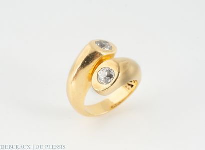 Bague croisée en or 750°/°° sertie de deux...