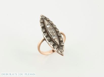 Bague marquise deux ors 750°/°° ornée de...