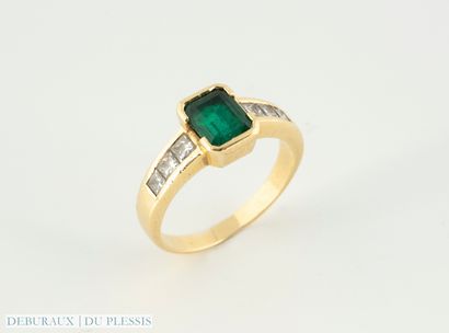 Bague jonc en or 750 °/°° sertie clos d'une...