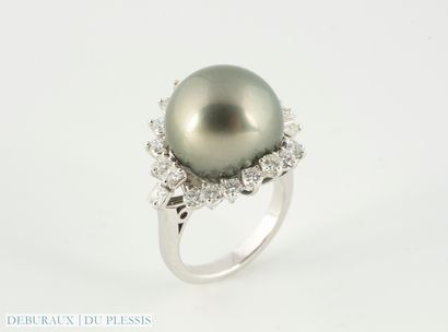 Bague en or gris 750 °/°° sertie d'une importante...